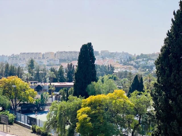Loft til salgs i Marbella med svømmebasseng garasje - € 250 000 (Ref: 7849344)