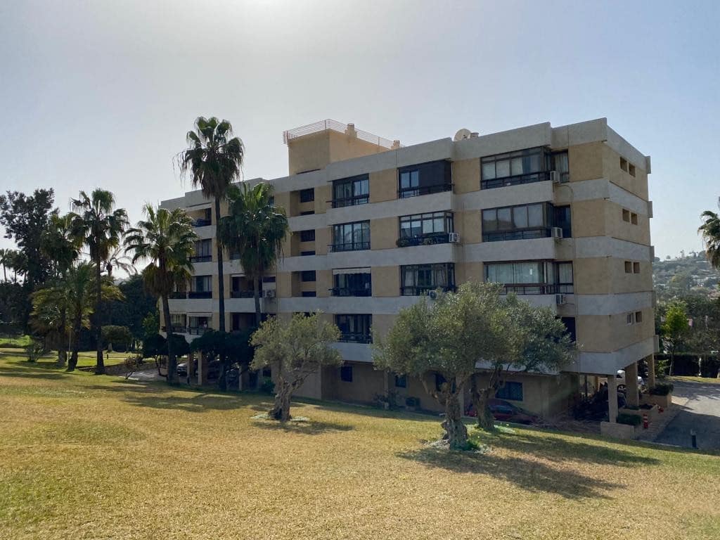 Loft til salgs i Marbella med svømmebasseng garasje - € 250 000 (Ref: 7849344)
