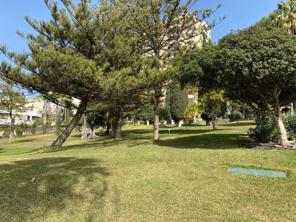 Loft til salgs i Marbella med svømmebasseng garasje - € 250 000 (Ref: 7849344)