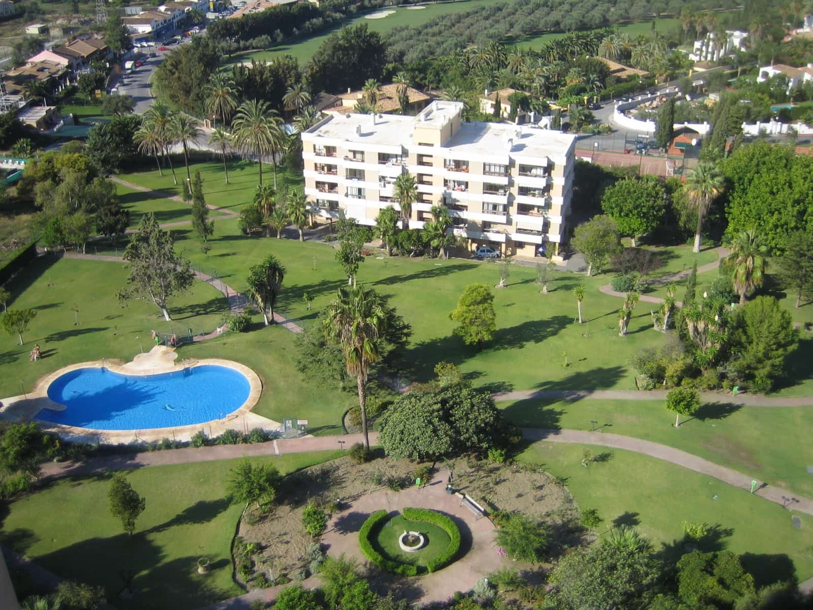 Loft til salgs i Marbella med svømmebasseng garasje - € 250 000 (Ref: 7849344)