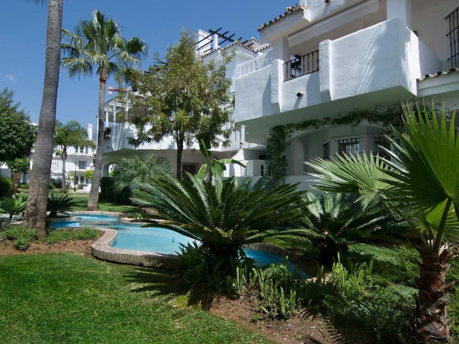 2 bedroom Apartment for sale in Marbella with pool - € 414,000 (Ref: 8010852)