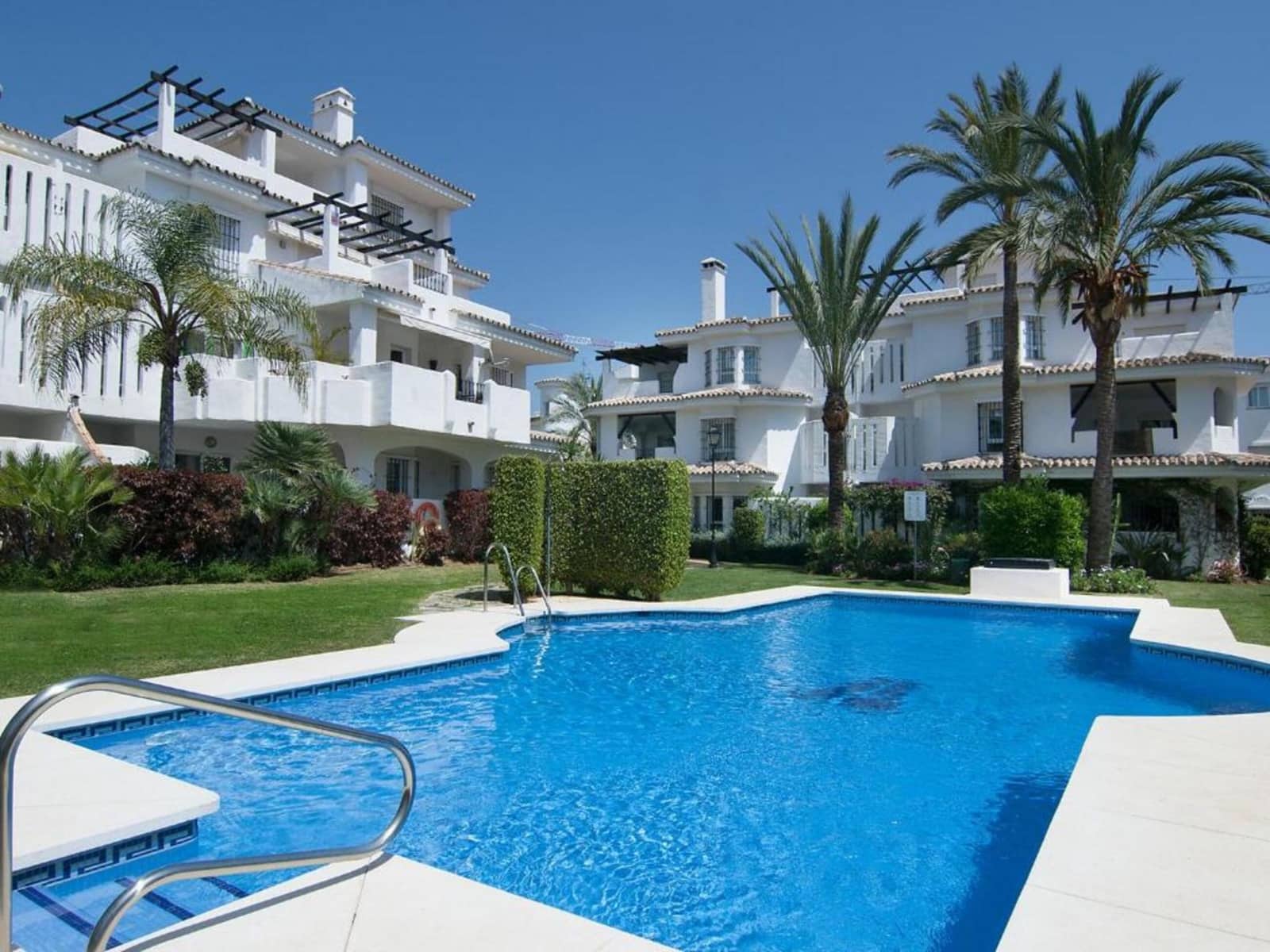 2 bedroom Apartment for sale in Marbella with pool - € 414,000 (Ref: 8010852)