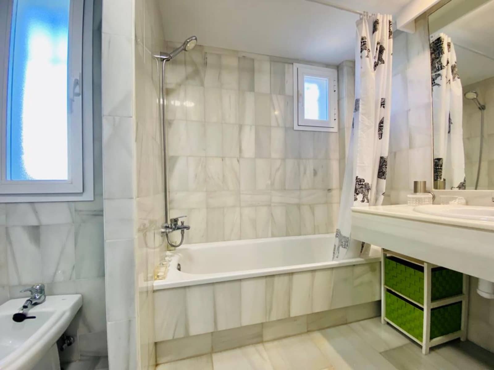 2 bedroom Apartment for sale in Marbella with pool - € 414,000 (Ref: 8010852)