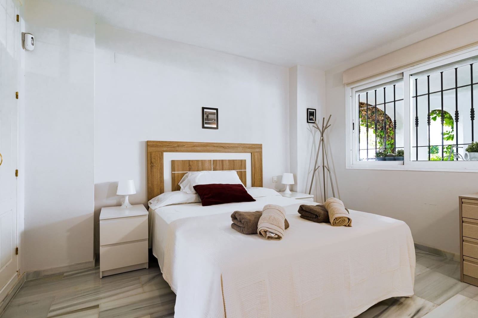 2 bedroom Apartment for sale in Marbella with pool - € 414,000 (Ref: 8010852)