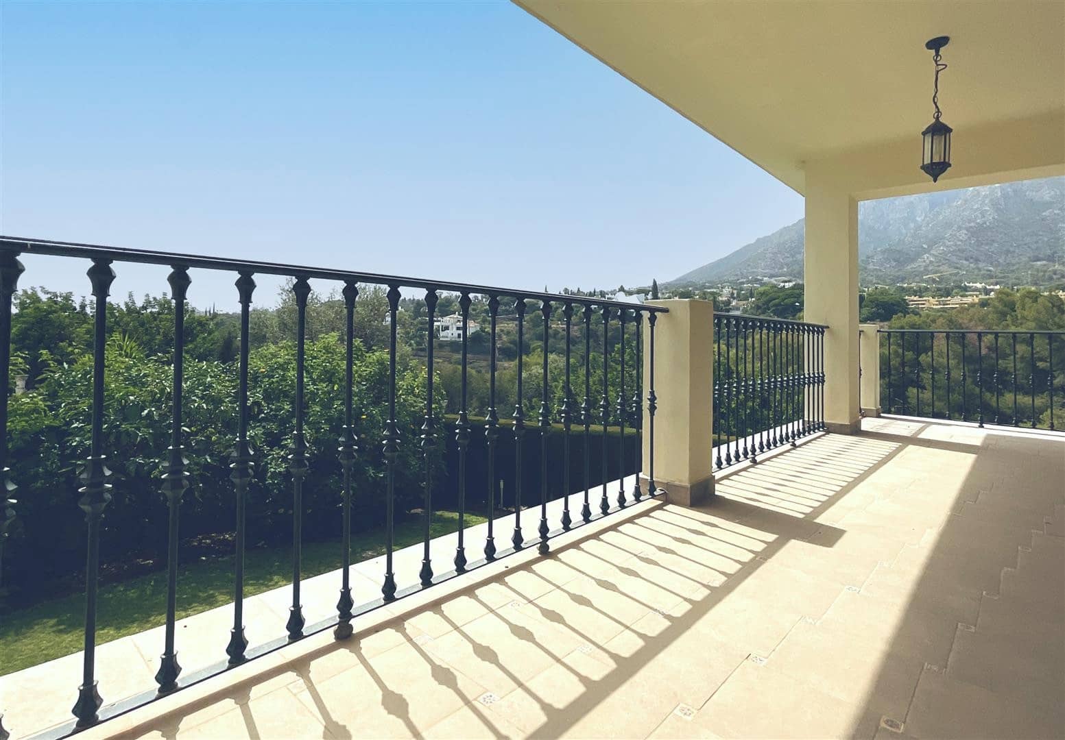 6 sypialnia Willa na sprzedaż w Marbella z basenem garażem - 1 950 000 € (Ref: 8063810)