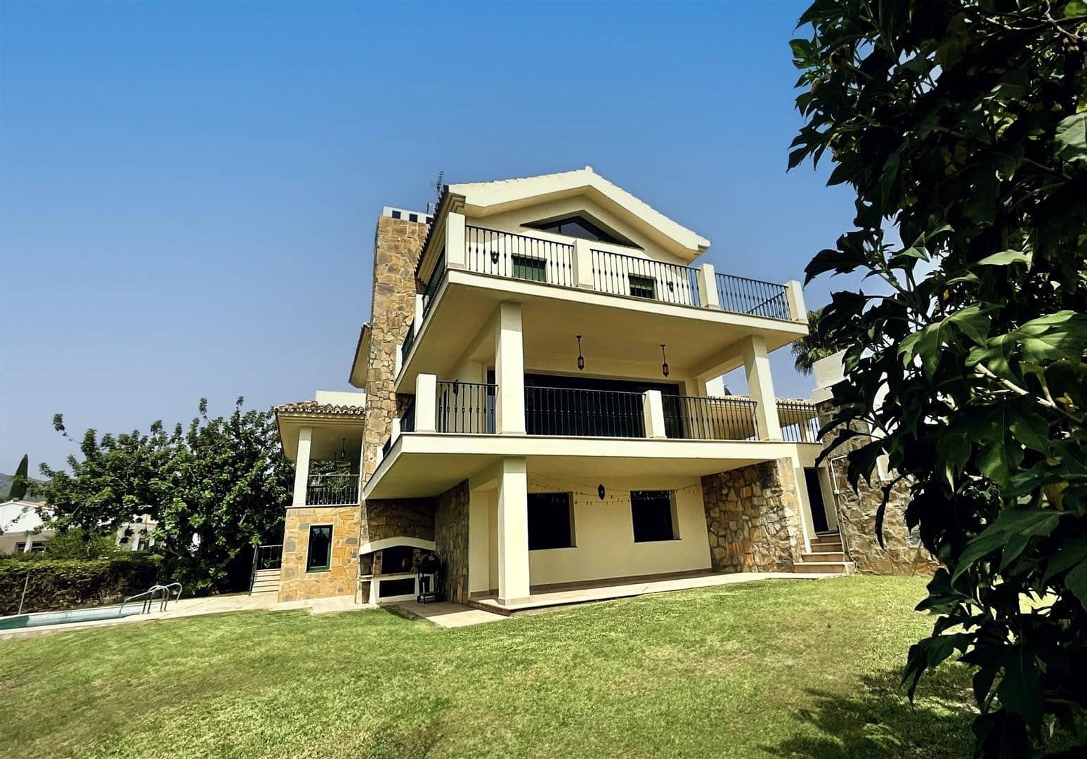 6 sypialnia Willa na sprzedaż w Marbella z basenem garażem - 1 950 000 € (Ref: 8063810)