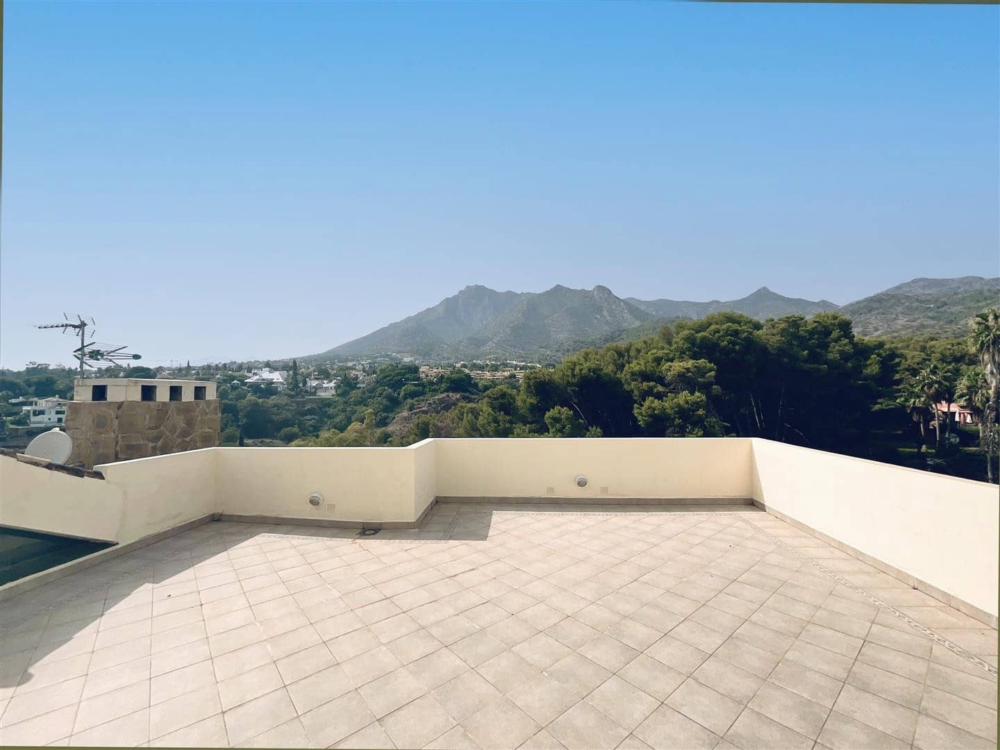 6 sypialnia Willa na sprzedaż w Marbella z basenem garażem - 1 950 000 € (Ref: 8063810)