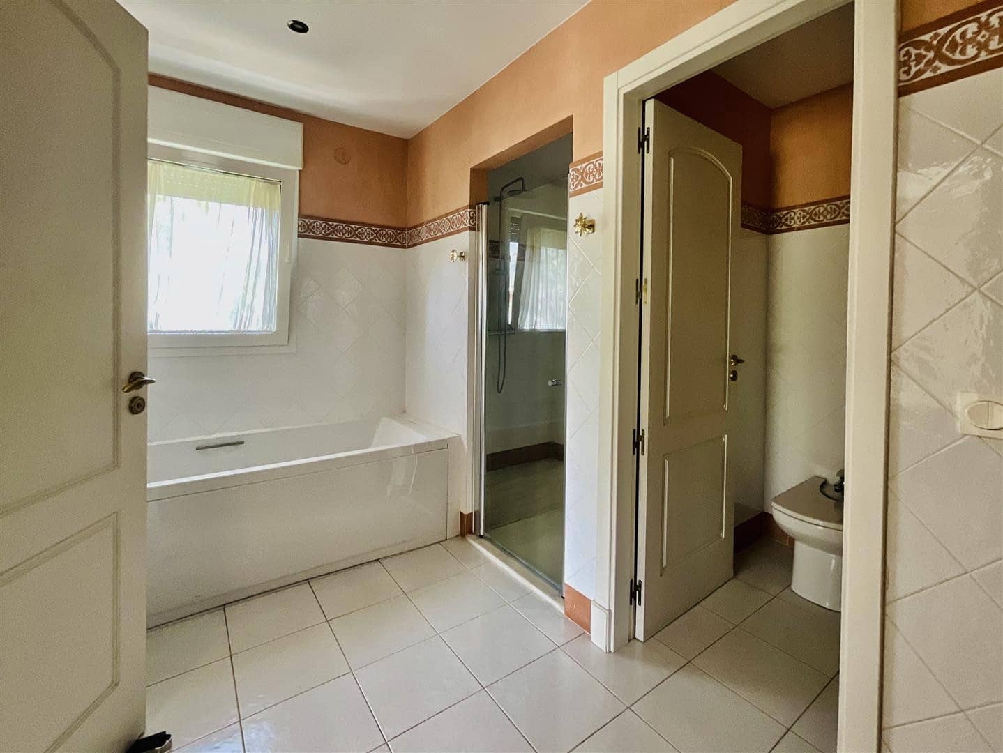 6 sypialnia Willa na sprzedaż w Marbella z basenem garażem - 1 950 000 € (Ref: 8063810)