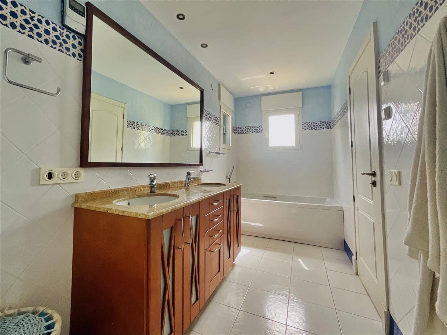 6 sypialnia Willa na sprzedaż w Marbella z basenem garażem - 1 950 000 € (Ref: 8063810)