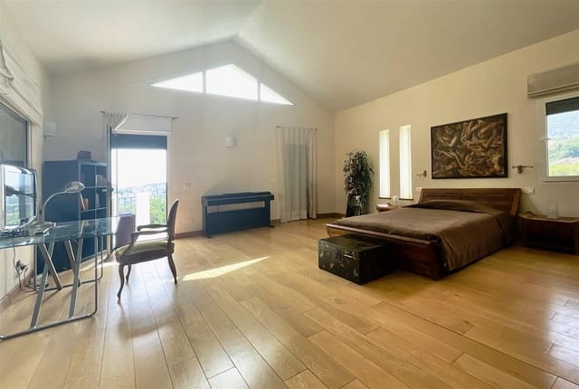 6 sypialnia Willa na sprzedaż w Marbella z basenem garażem - 1 950 000 € (Ref: 8063810)