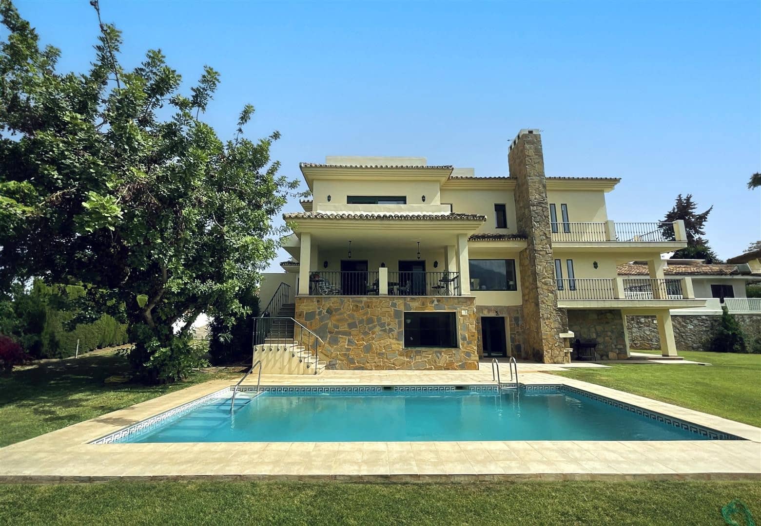 6 sypialnia Willa na sprzedaż w Marbella z basenem garażem - 1 950 000 € (Ref: 8063810)