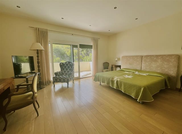 6 sypialnia Willa na sprzedaż w Marbella z basenem garażem - 1 950 000 € (Ref: 8063810)