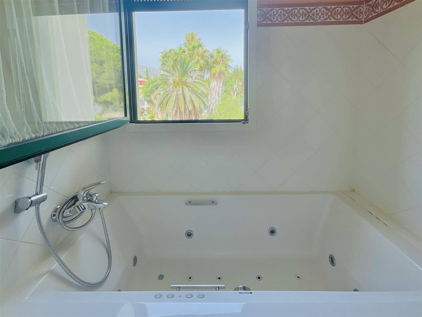 6 sypialnia Willa na sprzedaż w Marbella z basenem garażem - 1 950 000 € (Ref: 8063810)