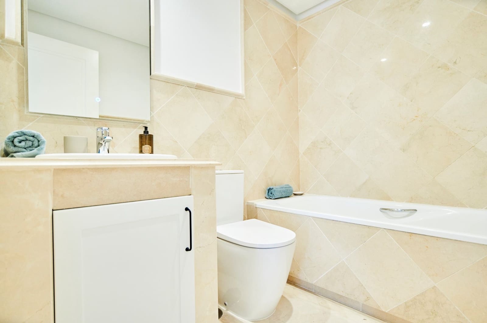 Apartamento de 3 habitaciones en Nueva Andalucia en venta con piscina garaje - 722.500 € (Ref: 8076249)