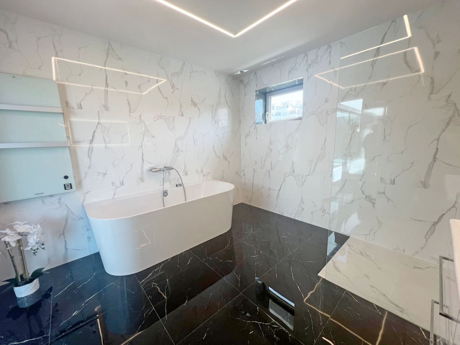 4 soveværelse Villa til salg i Benalmadena Costa med swimmingpool garage - € 2.400.000 (Ref: 8096448)