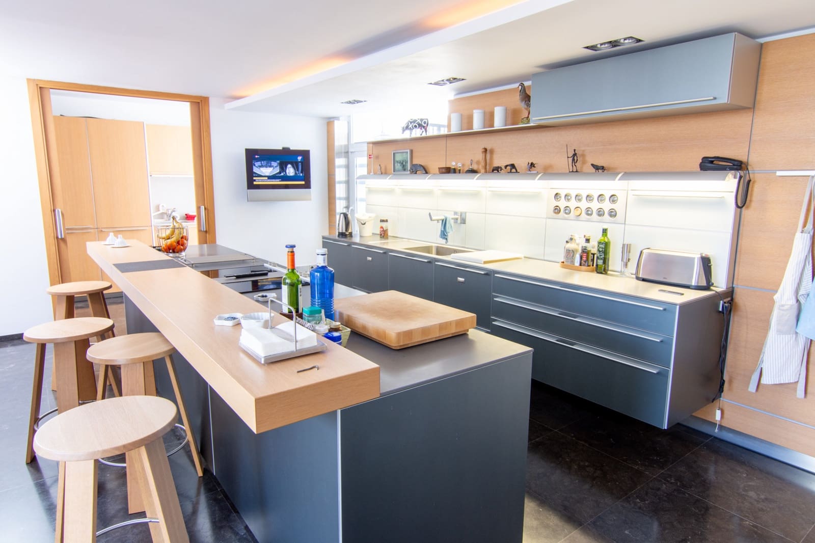 4 bedroom Villa for sale in Marbella with pool garage - € 2,175,000 (Ref: 8213355)