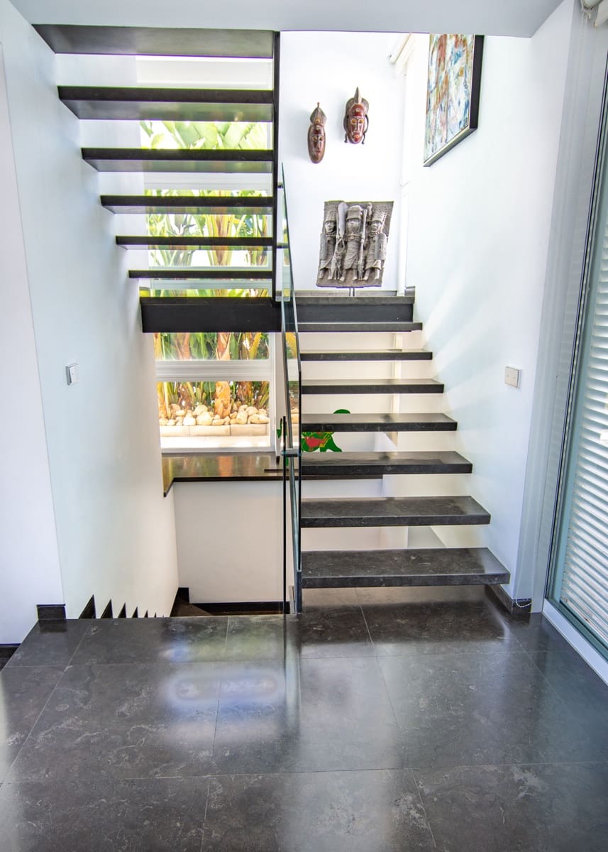 4 bedroom Villa for sale in Marbella with pool garage - € 2,175,000 (Ref: 8213355)