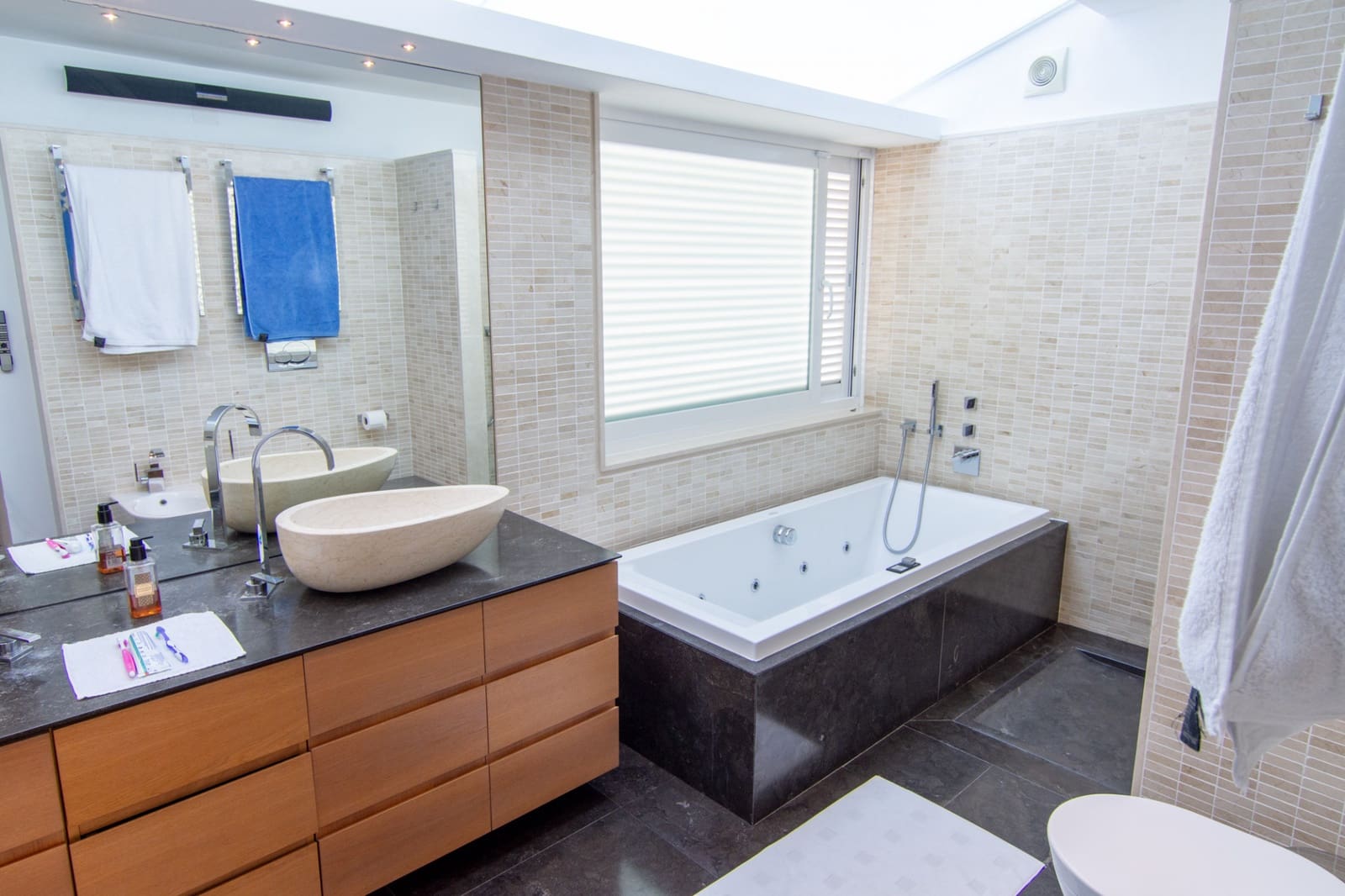 4 bedroom Villa for sale in Marbella with pool garage - € 2,175,000 (Ref: 8213355)