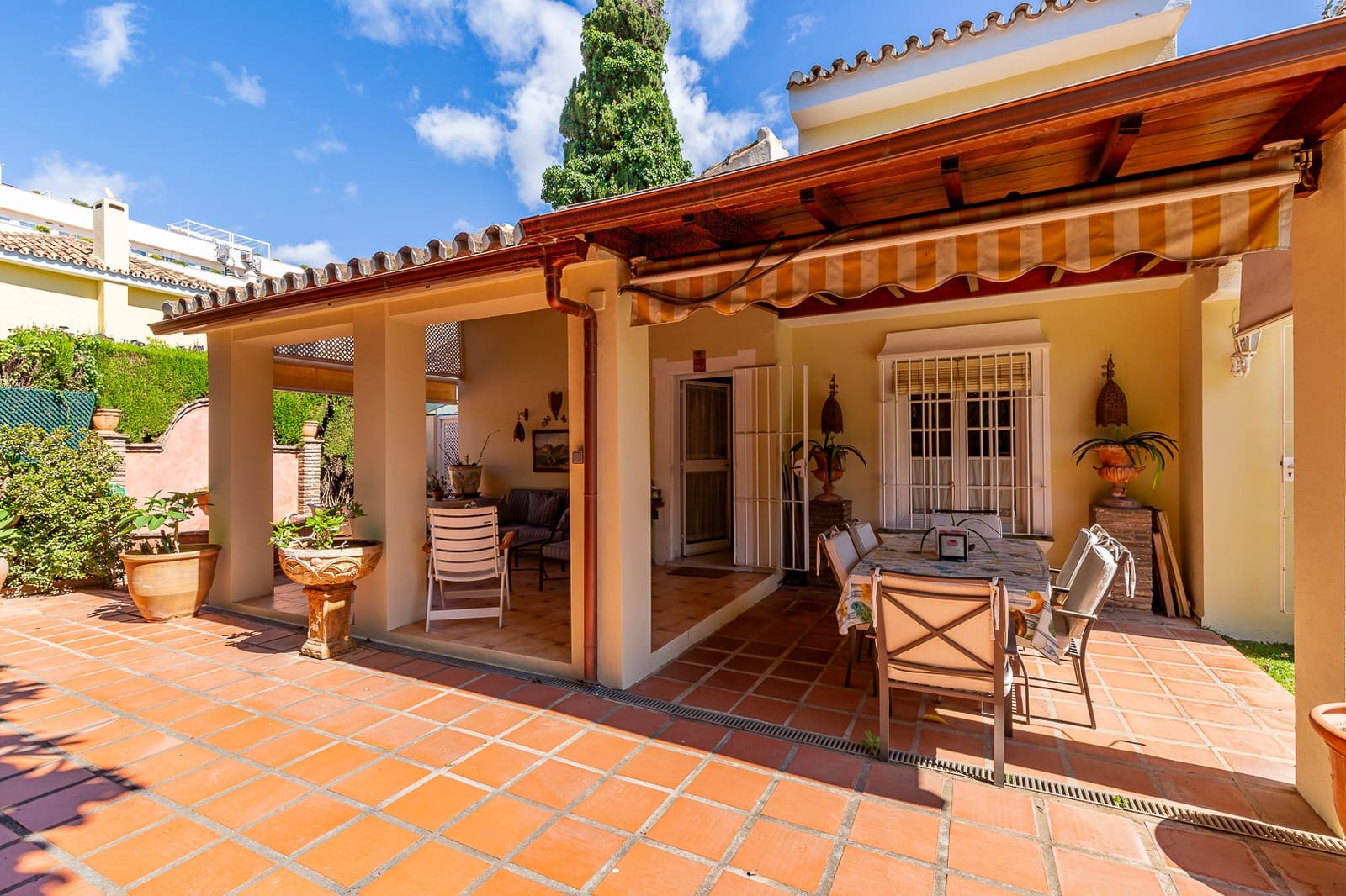 3 sypialnia Willa na sprzedaż w Marbella z basenem garażem - 2 700 000 € (Ref: 8308274)