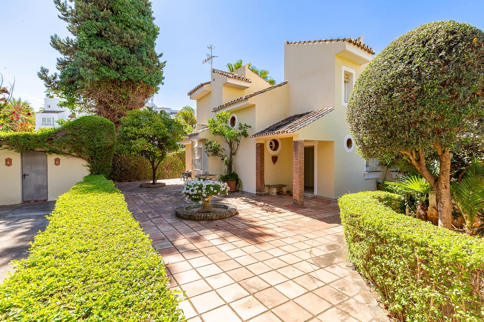 3 sypialnia Willa na sprzedaż w Marbella z basenem garażem - 2 700 000 € (Ref: 8308274)