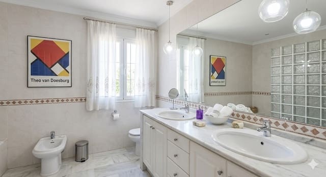 3 sypialnia Willa na sprzedaż w Marbella z basenem garażem - 2 700 000 € (Ref: 8308274)