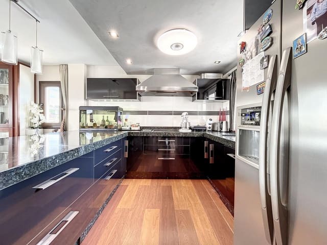 3 bedroom Penthouse for sale in La Duquesa / Puerto de la Duquesa, Manilva with garage - € 695,000 (Ref: 8359684)