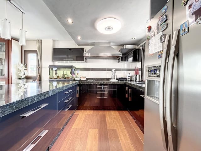 3 makuuhuone Kattohuoneisto myytävänä paikassa La Duquesa / Puerto de la Duquesa, Manilva mukana 
autotalli - 695 000 € (Ref: 8359684)