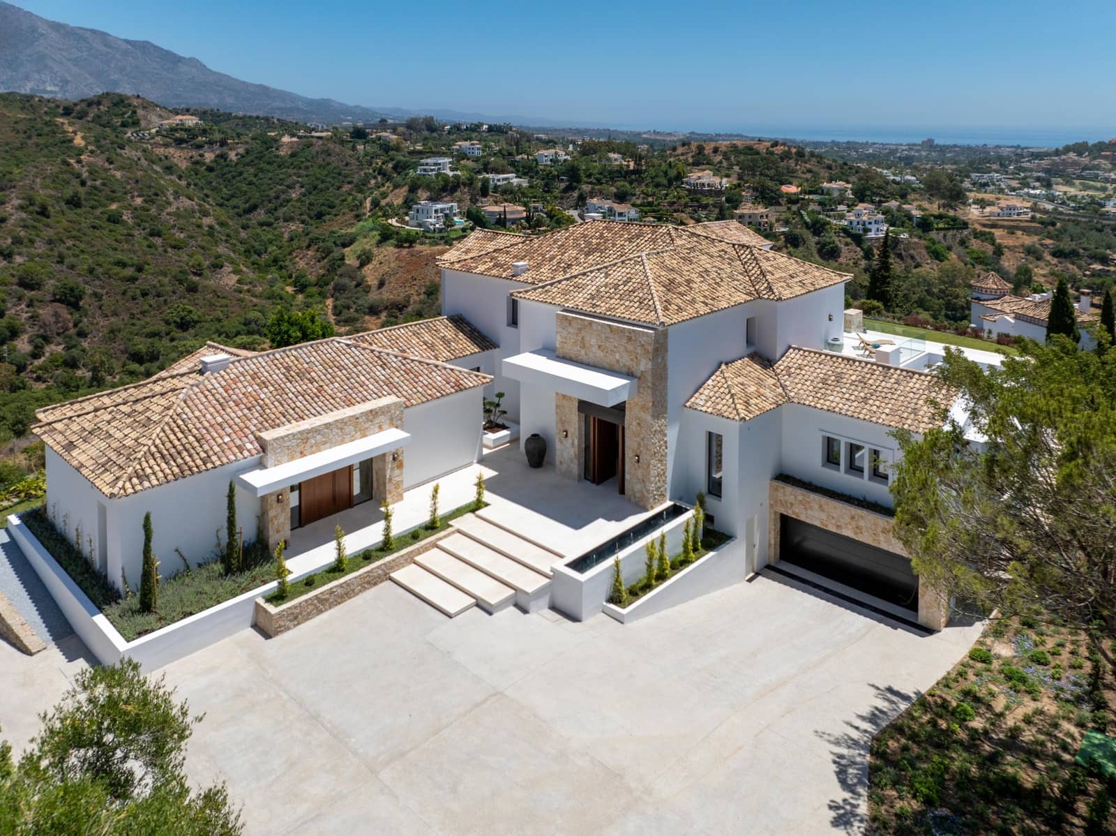 8 bedroom Villa for sale in Benahavis with pool garage - € 10,900,000 (Ref: 8383182)