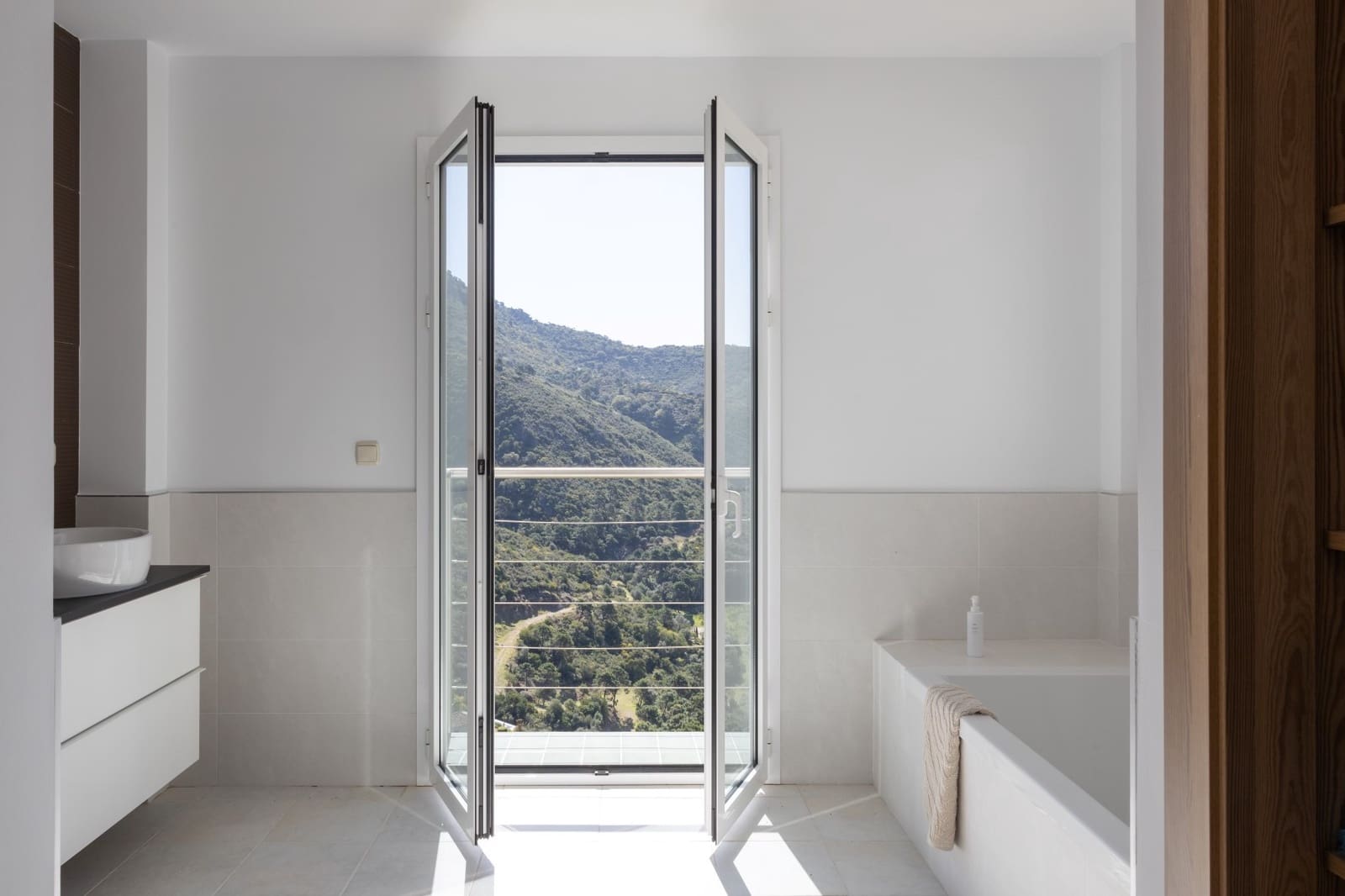 5 bedroom Villa for sale in Benahavis with pool garage - € 1,999,000 (Ref: 8392695)