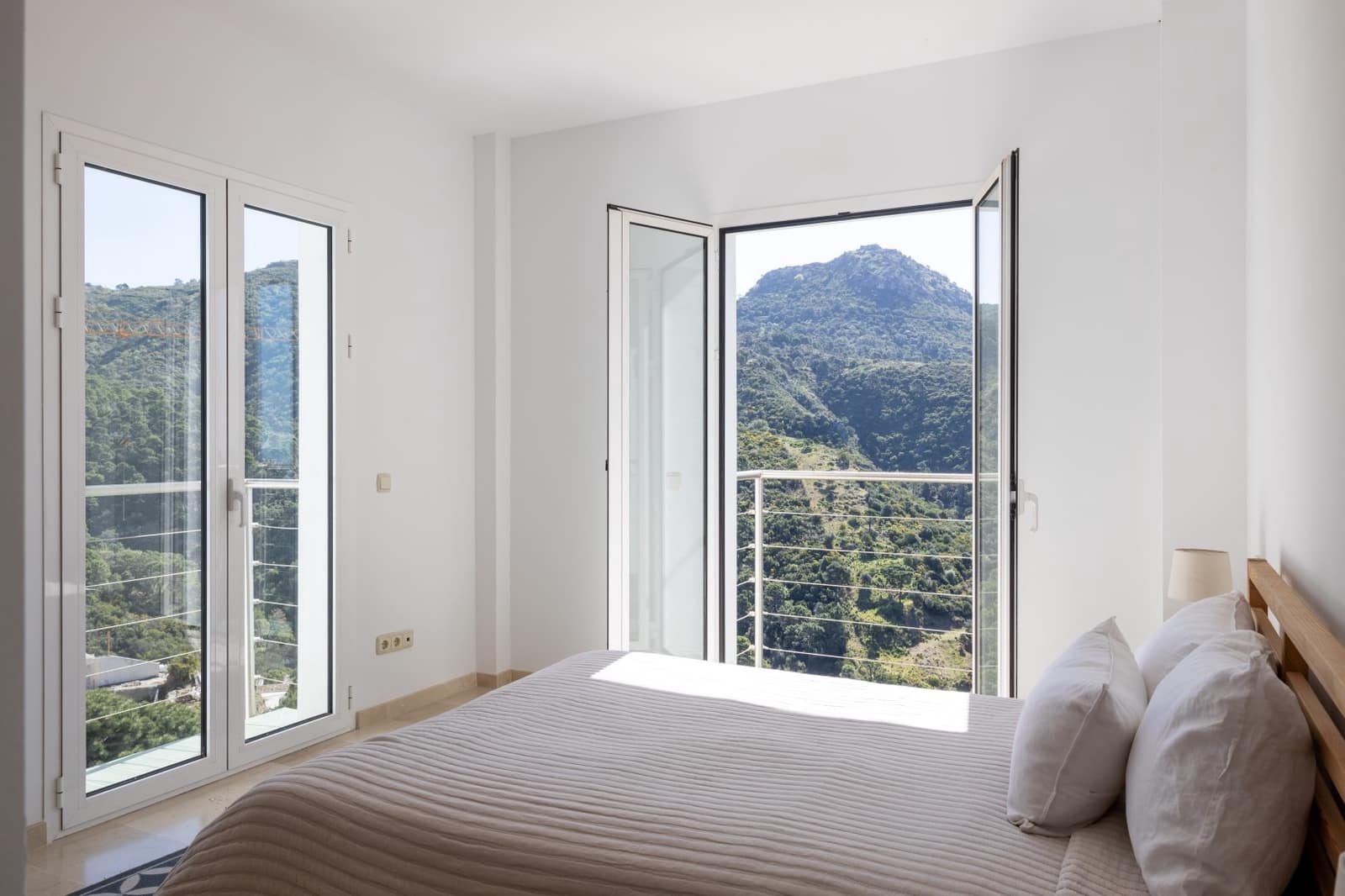 5 bedroom Villa for sale in Benahavis with pool garage - € 1,999,000 (Ref: 8392695)