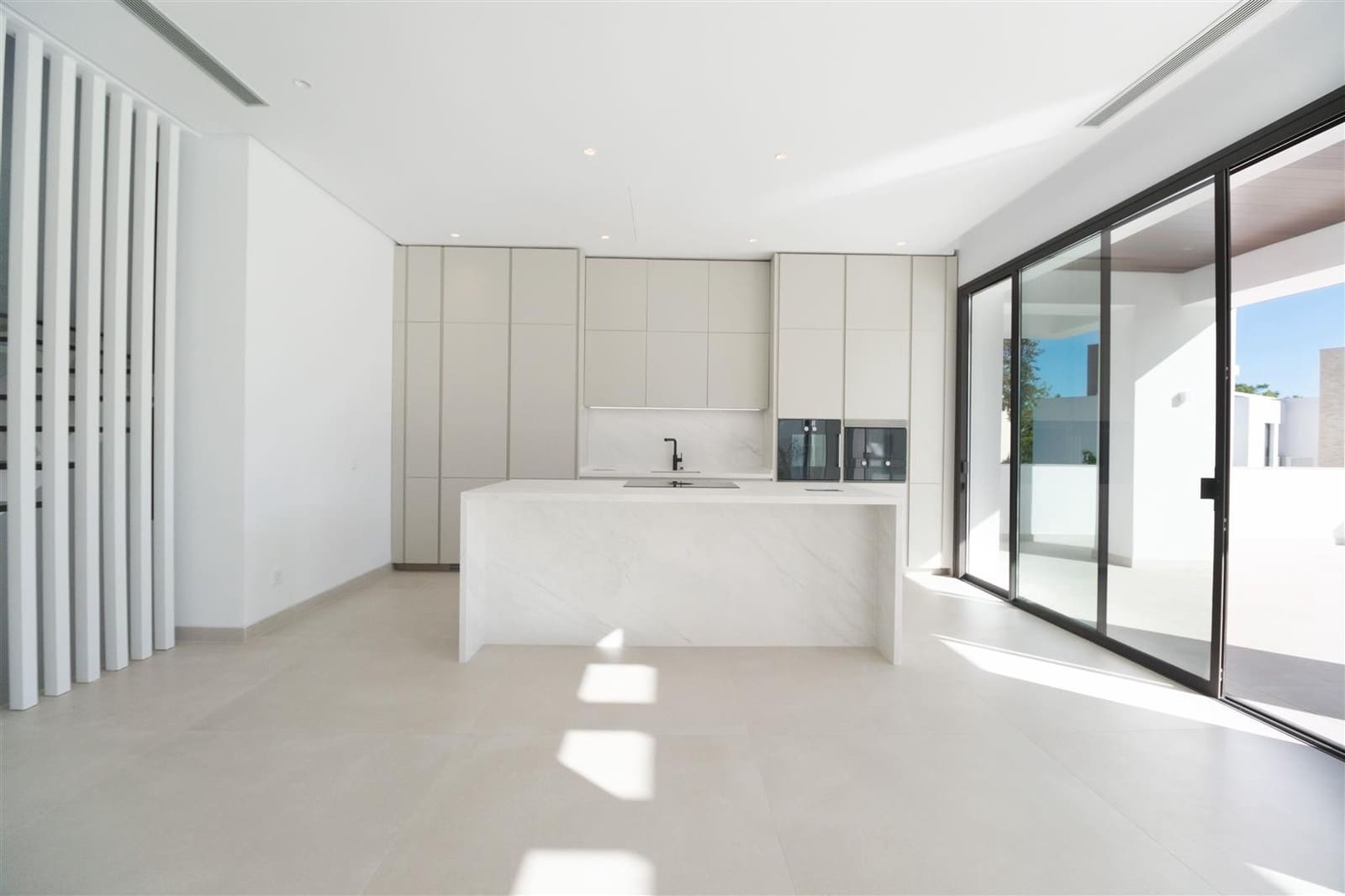 4 bedroom Villa for sale in Marbella with pool garage - € 4,300,000 (Ref: 8450139)