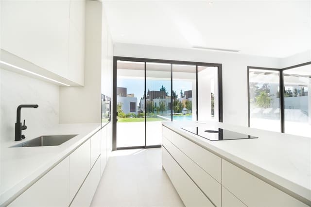 4 bedroom Villa for sale in Marbella with pool garage - € 4,300,000 (Ref: 8450139)