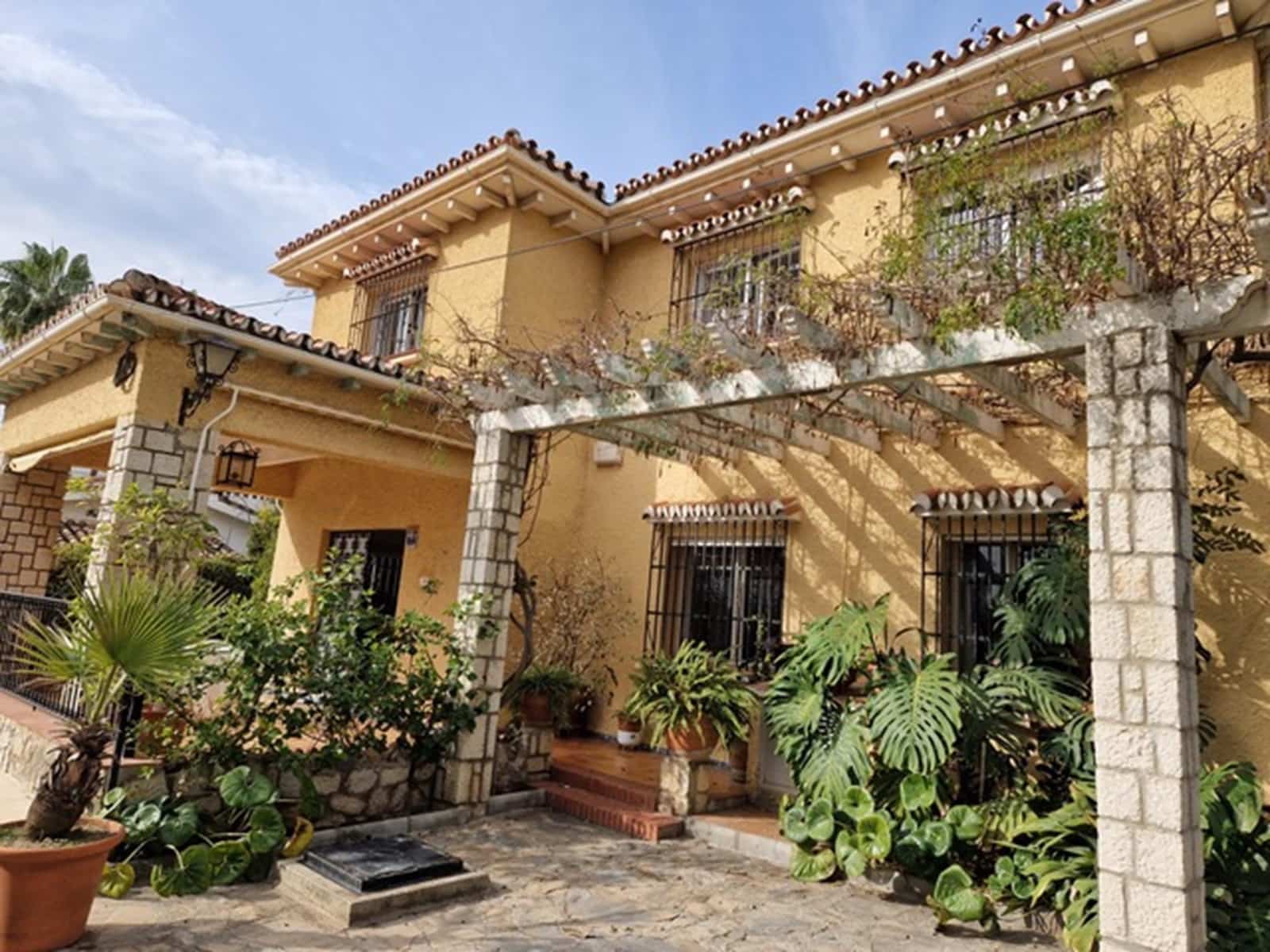 Chalet de 8 habitaciones en Benalmadena Costa en venta con piscina garaje - 890.000 € (Ref: 8498733)