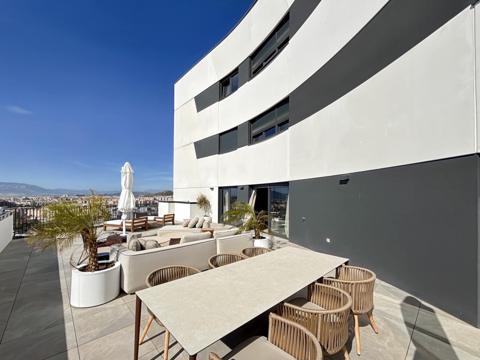 3 sypialnia Penthouse na sprzedaż w Miasto Malaga z basenem garażem - 2 000 000 € (Ref: 8584457)