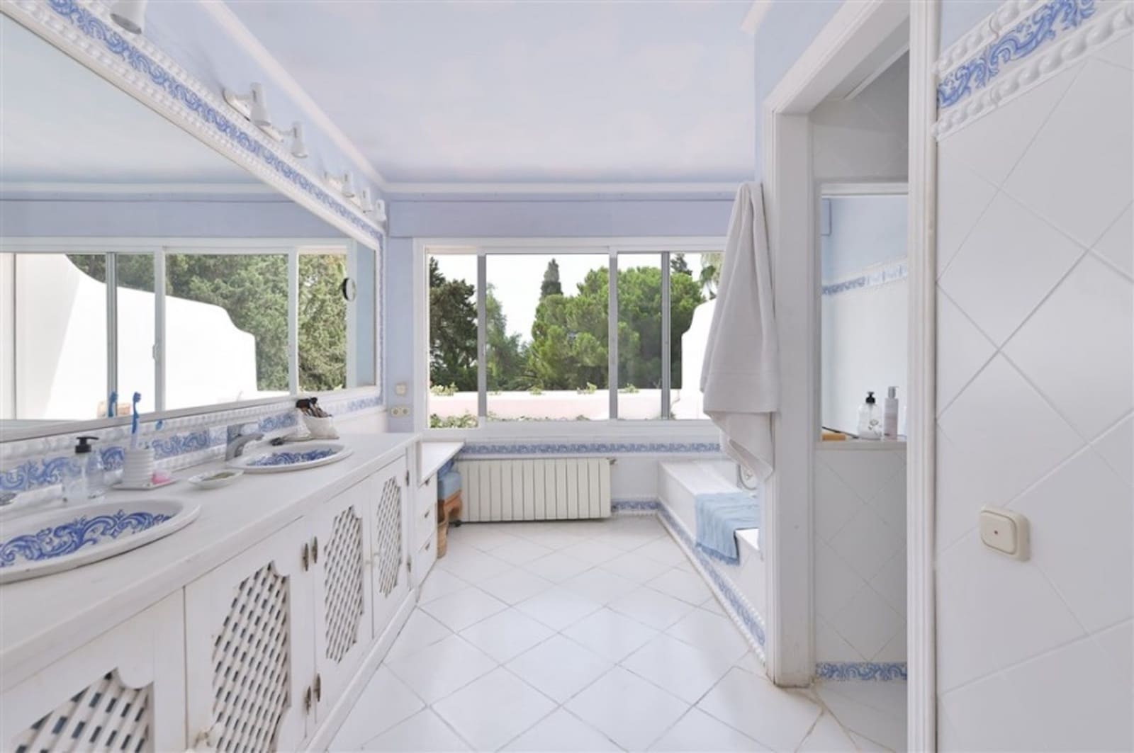 7 bedroom Villa for sale in Calahonda with pool - € 2,350,000 (Ref: 8608256)