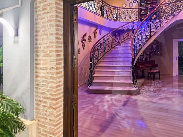 Chalet de 6 habitaciones en Gelves en venta con piscina garaje - 2.651.250 € (Ref: 8759819)