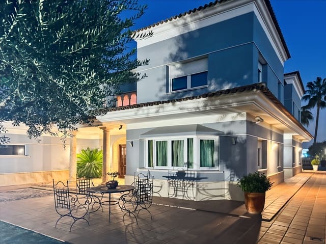 Chalet de 6 habitaciones en Gelves en venta con piscina garaje - 2.651.250 € (Ref: 8759819)