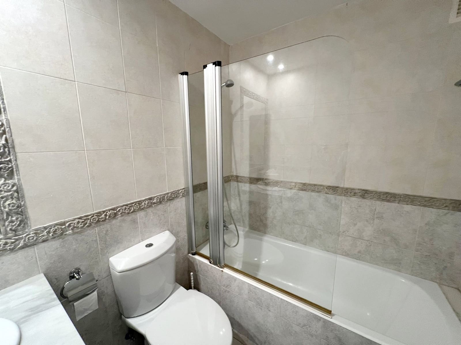 3 chambre Appartement à vendre à Estepona avec piscine garage - 570 000 € (Ref: 8770123)