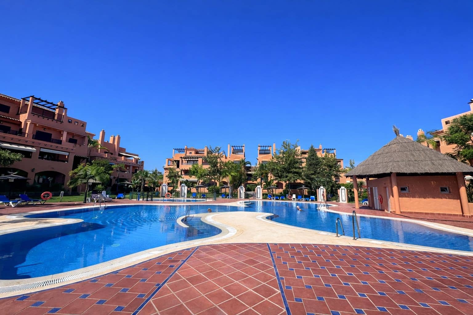 3 quarto Apartamento para venda em Estepona com piscina garagem - 570 000 € (Ref: 8770123)