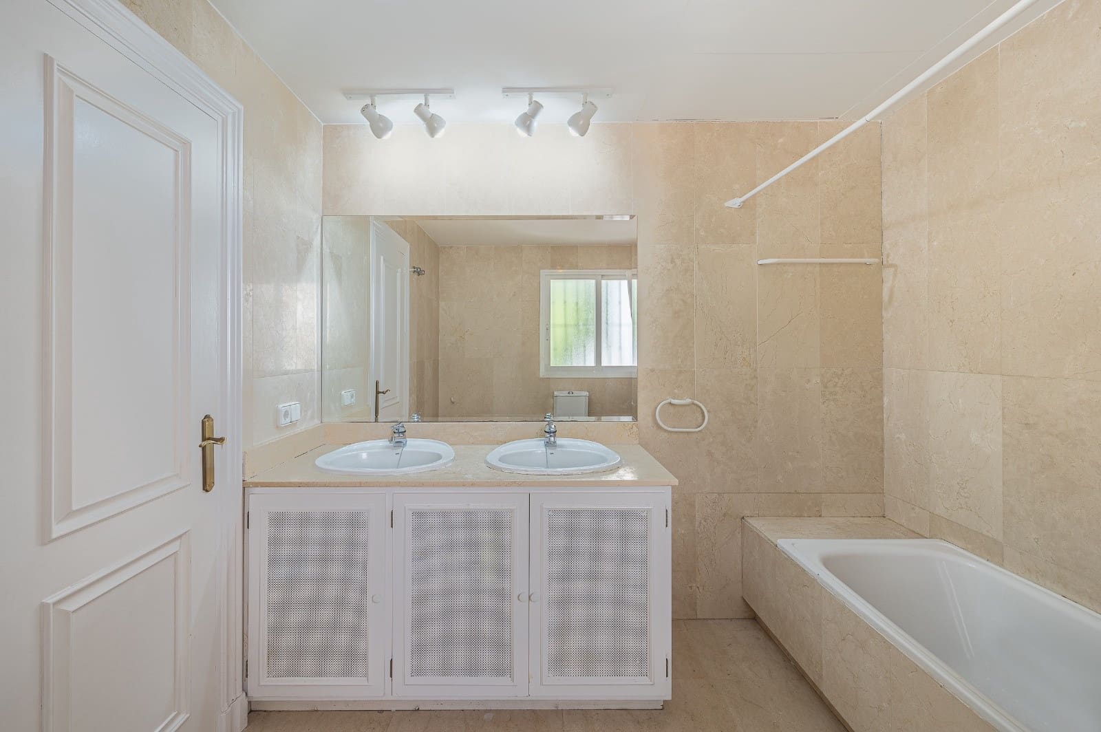 4 sypialnia Dom na sprzedaż w Benahavis z garażem - 649 000 € (Ref: 8892884)