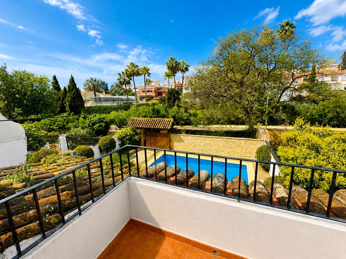 3 sypialnia Dom blizniak na sprzedaż w Nueva Andalucia z basenem garażem - 945 000 € (Ref: 8916127)