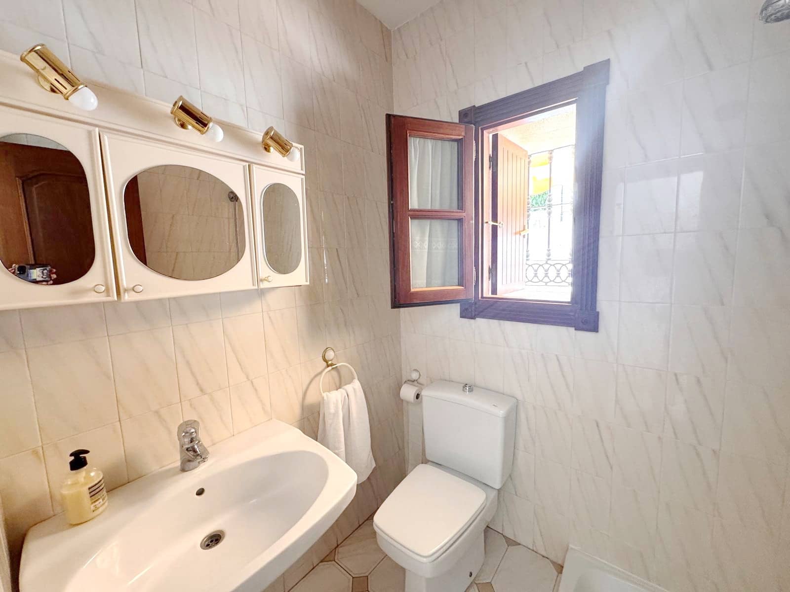 3 sypialnia Dom blizniak na sprzedaż w Nueva Andalucia z basenem garażem - 945 000 € (Ref: 8916127)