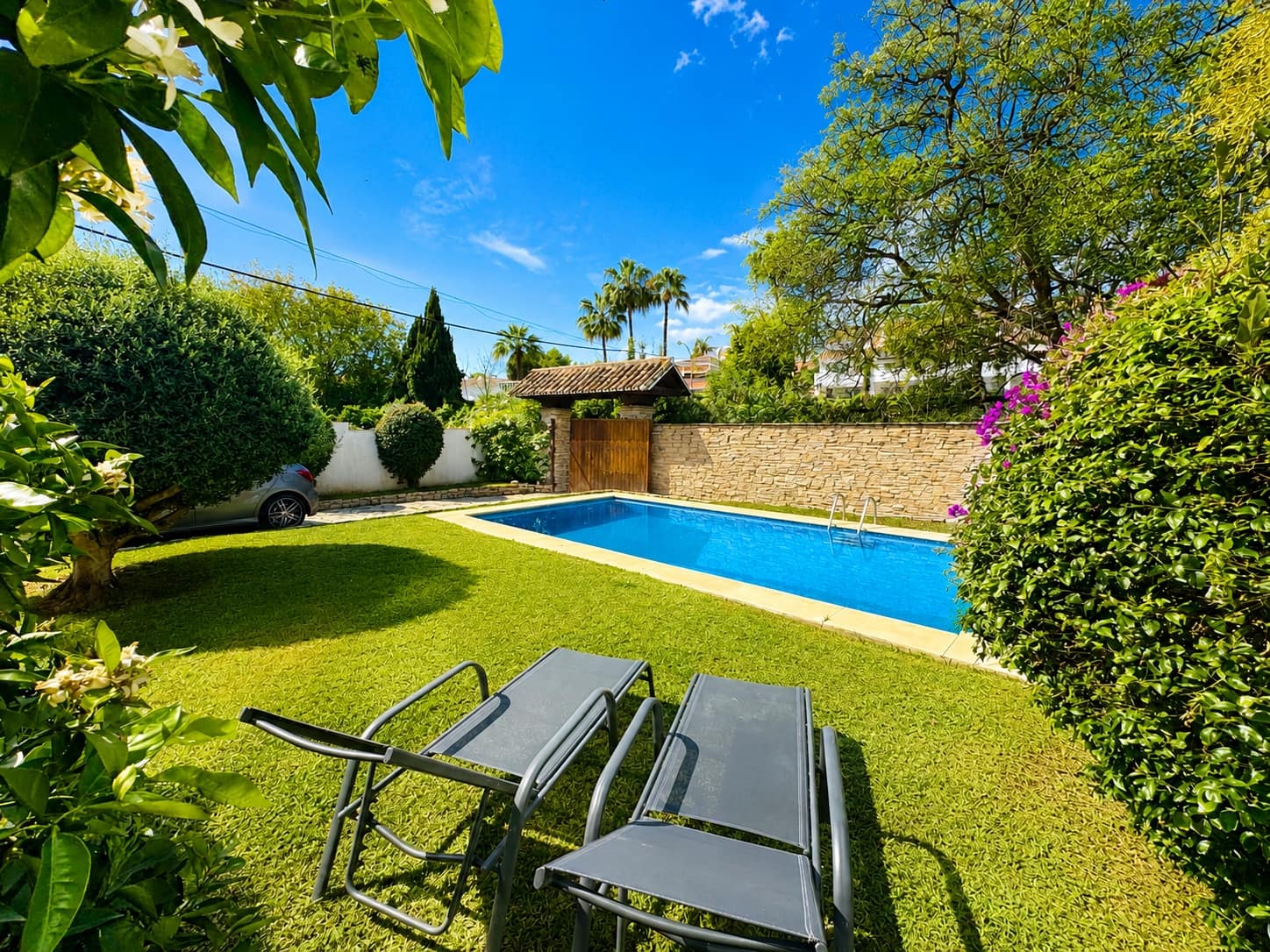 3 sypialnia Dom blizniak na sprzedaż w Nueva Andalucia z basenem garażem - 945 000 € (Ref: 8916127)