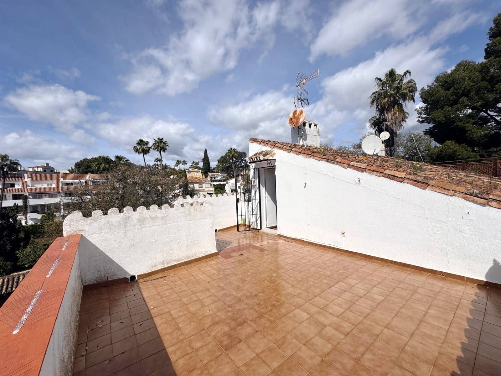 3 sypialnia Dom blizniak na sprzedaż w Nueva Andalucia z basenem garażem - 945 000 € (Ref: 8916127)