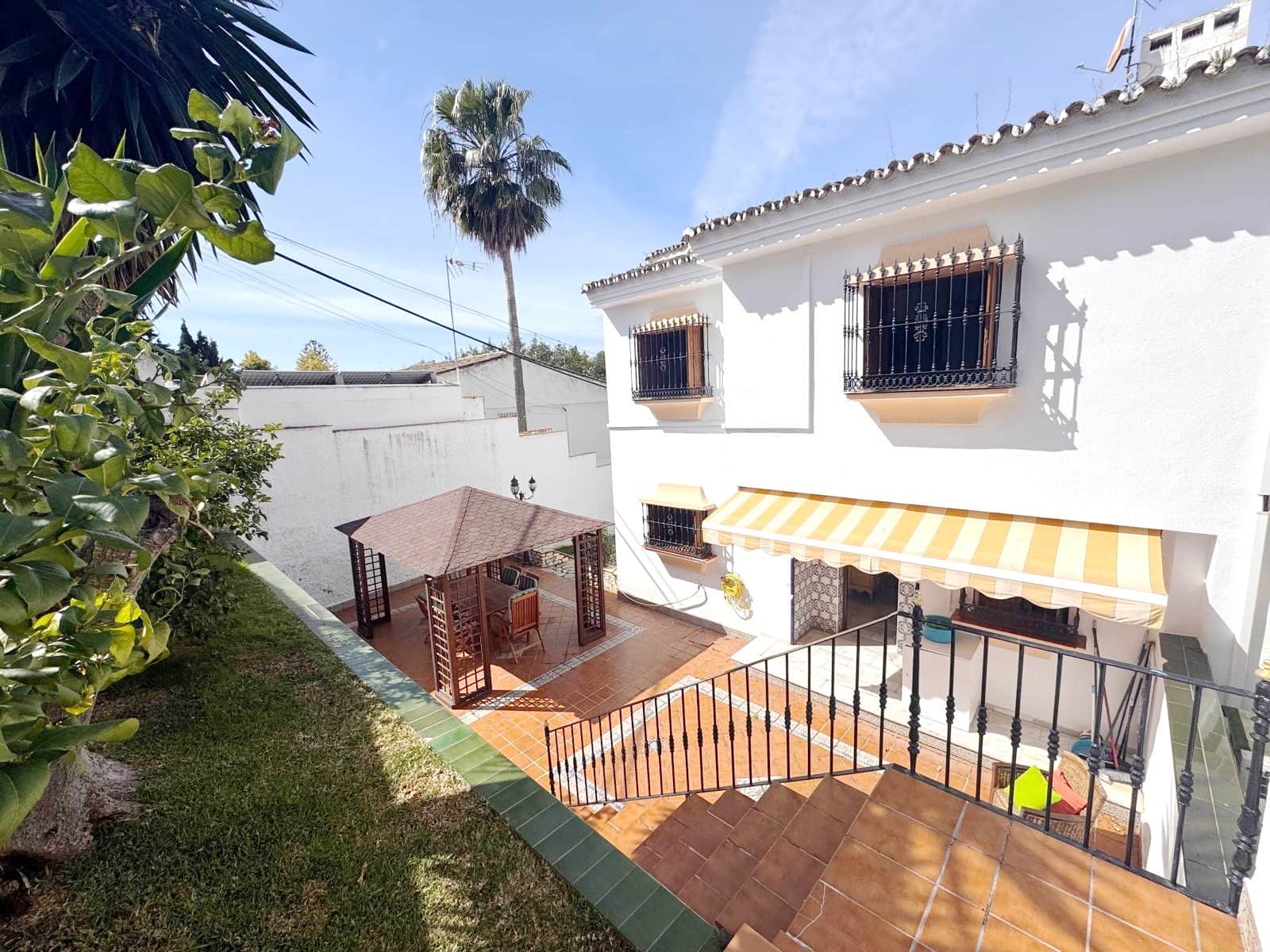3 sypialnia Dom blizniak na sprzedaż w Nueva Andalucia z basenem garażem - 945 000 € (Ref: 8916127)