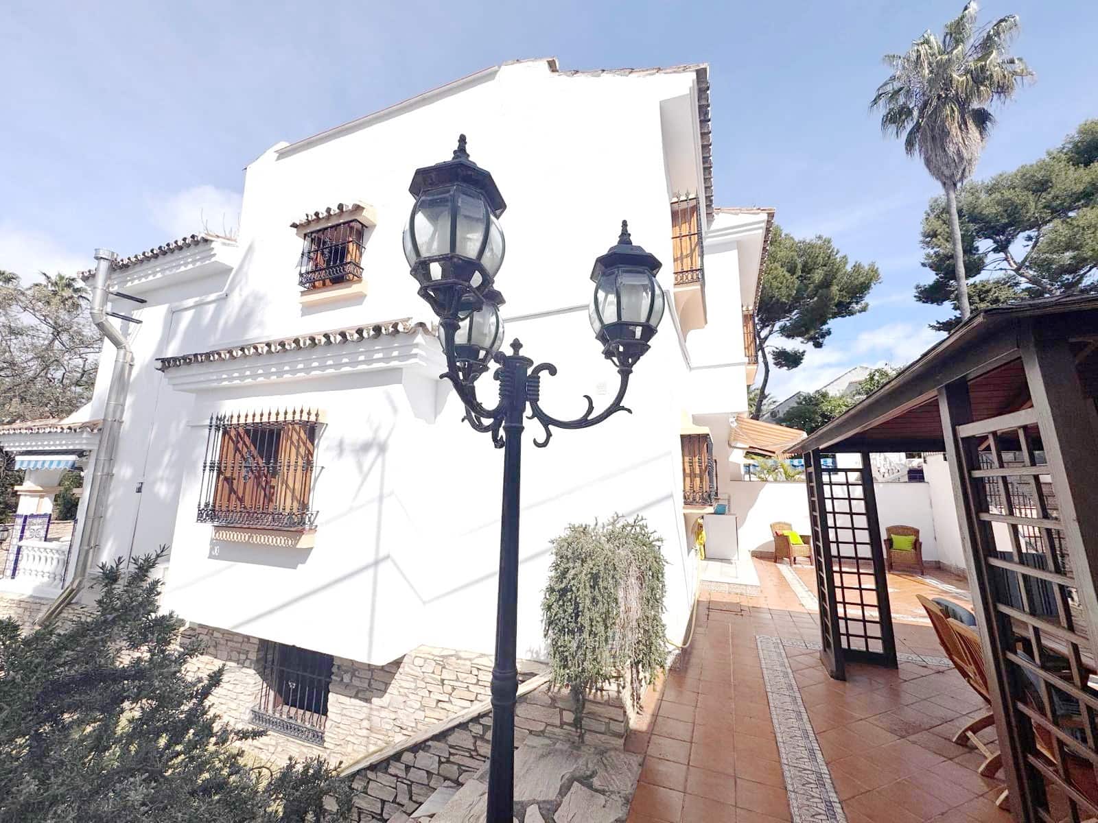 3 sypialnia Dom blizniak na sprzedaż w Nueva Andalucia z basenem garażem - 945 000 € (Ref: 8916127)