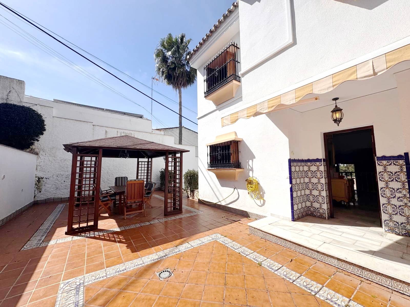 3 sypialnia Dom blizniak na sprzedaż w Nueva Andalucia z basenem garażem - 945 000 € (Ref: 8916127)