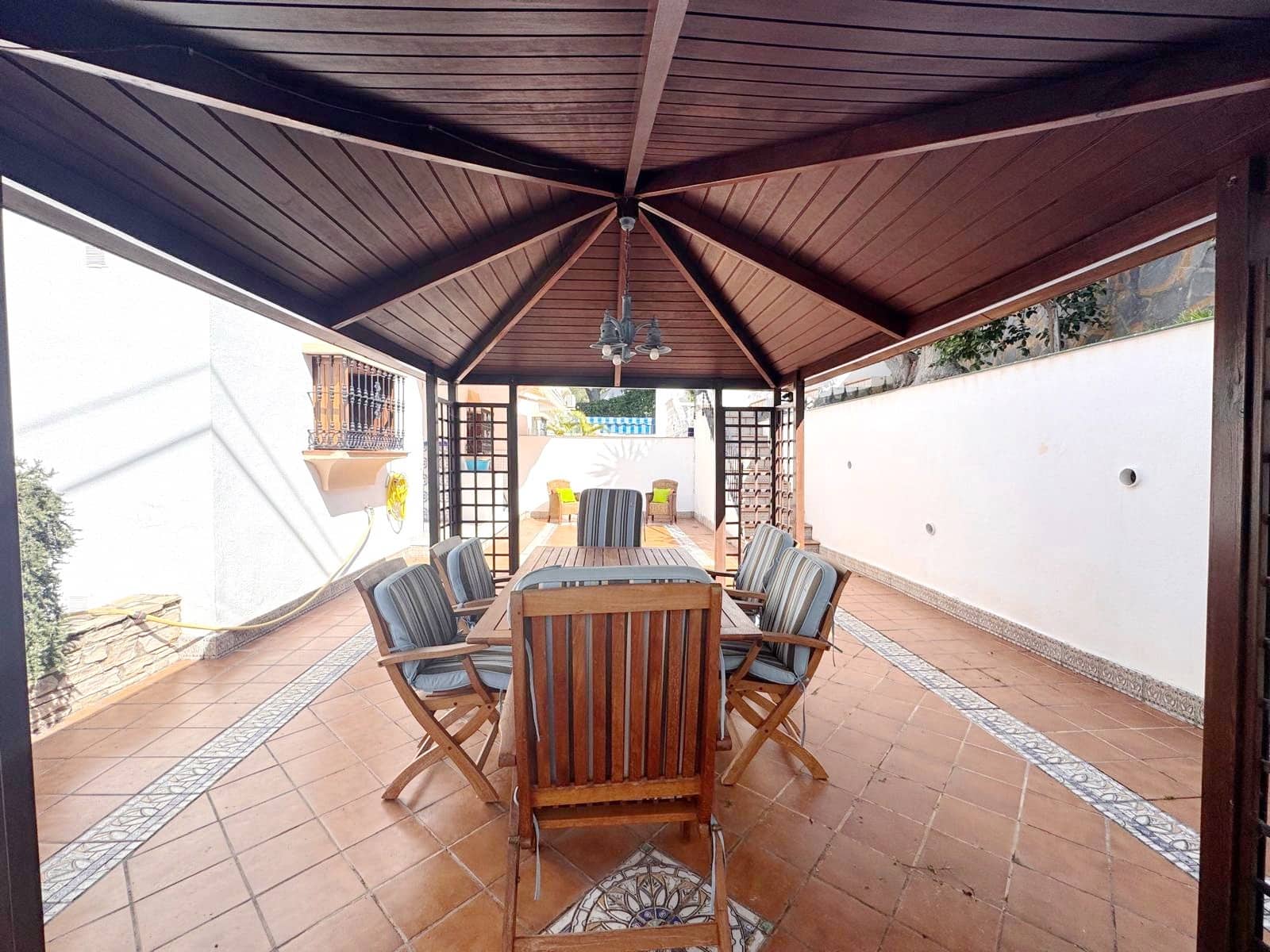 3 sypialnia Dom blizniak na sprzedaż w Nueva Andalucia z basenem garażem - 945 000 € (Ref: 8916127)
