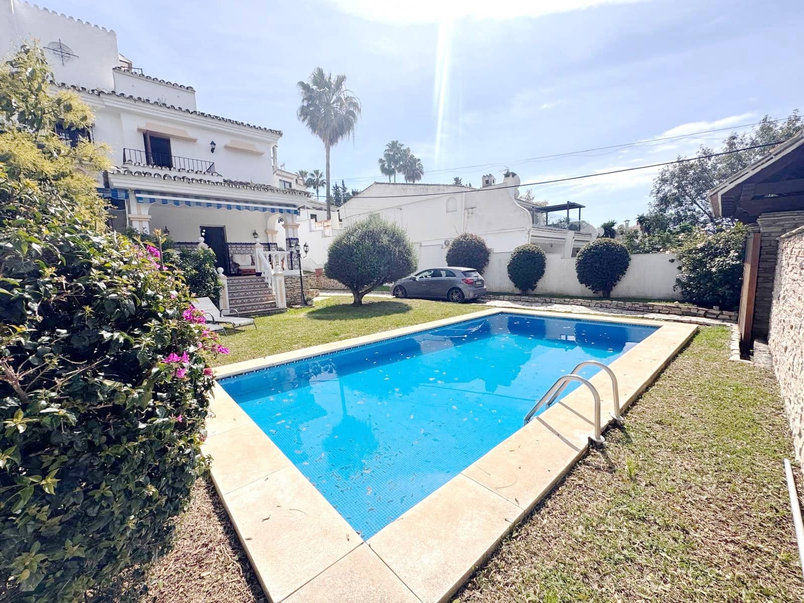 3 sypialnia Dom blizniak na sprzedaż w Nueva Andalucia z basenem garażem - 945 000 € (Ref: 8916127)