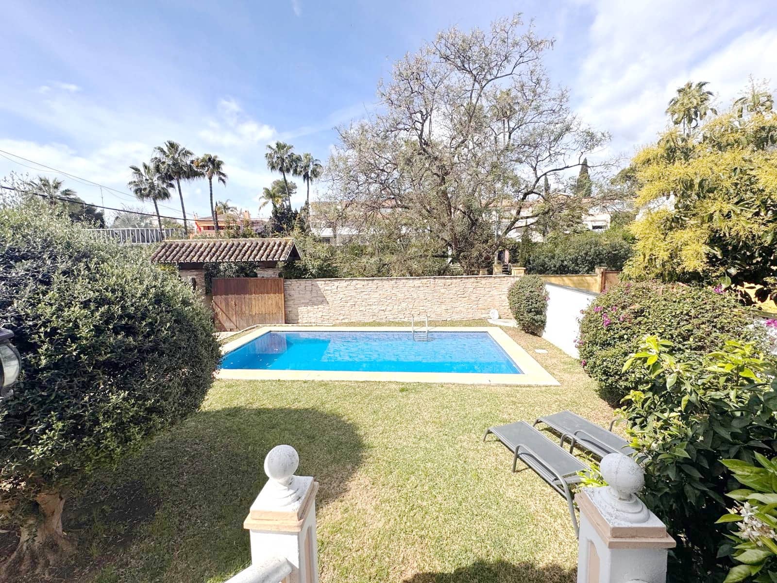 3 sypialnia Dom blizniak na sprzedaż w Nueva Andalucia z basenem garażem - 945 000 € (Ref: 8916127)